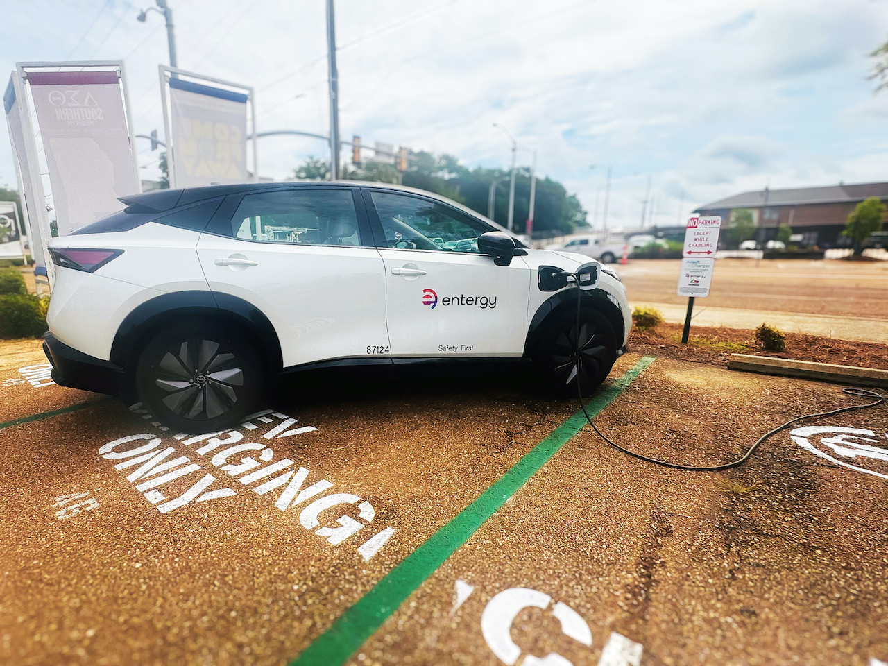 Electric car charging in Jackson, AV在线无码免费A片